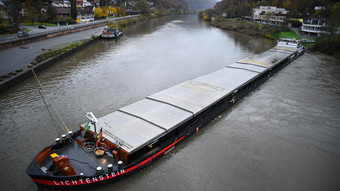 Neckar war blockiert: Schiff in Eberbach steckte fest