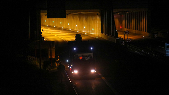 Schwertransport zu groß für die Durchfahrt im Tunnel Neuhof auf A66
