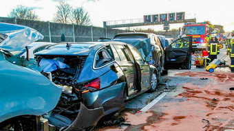 A5-Unfall bei Homberg (Ohm): 14 Leichtverletzte und lange Vollsperrung