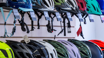 Umfrage Jeder Dritte trägt Helm auf dem Rad
