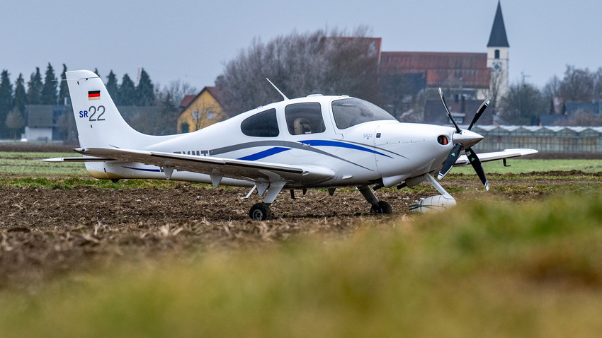 Bei Flugstunde in Egelsbach: Kleinflugzeug auf Acker notgelandet
