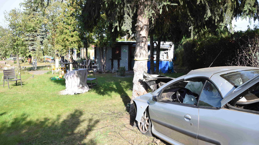 Mannheim-Neckarstadt: Auto kracht in Garten, Kleinkind beinahe erfasst