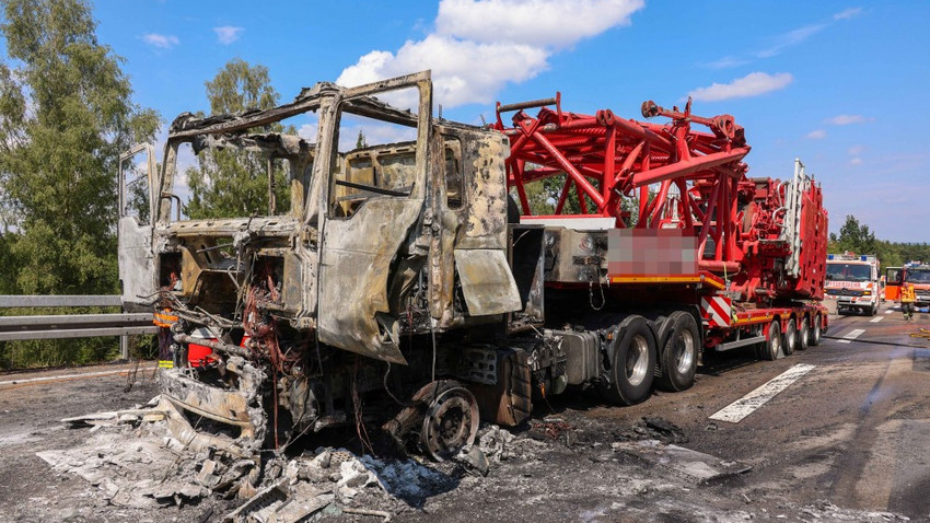 Einsatz am Rimberg: Krantransporter brennt auf A5