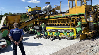 Protest gegen A49-Bau: Klimaaktivisten besetzen Baumaschinen