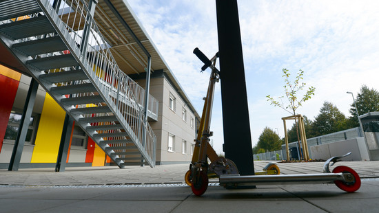 Mädchen in Langen von herunterfallendem Roller verletzt