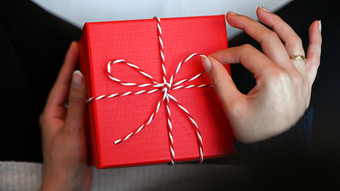 2.000 Euro im Jahr: Warum wir uns selbst Geschenke kaufen