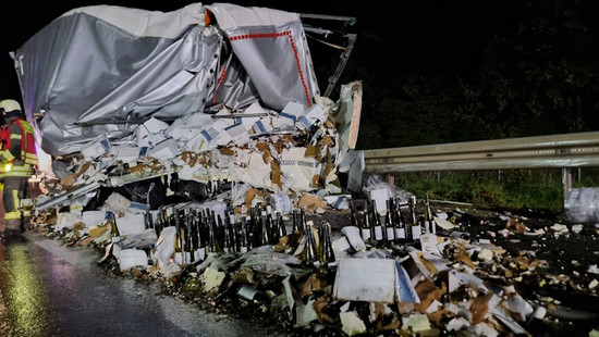Lastwagen mit Wein kippt um - A3 bei Weibersbrunn wieder frei