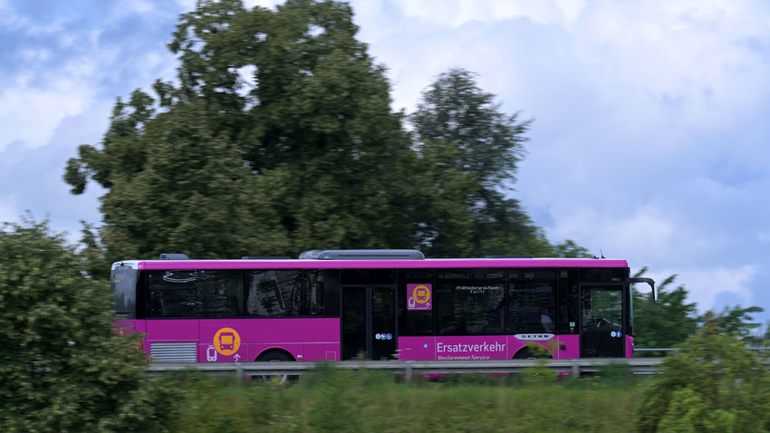 Unfall in Bus bei Offenbach: Polizei sucht flüchtige Radfahrerin