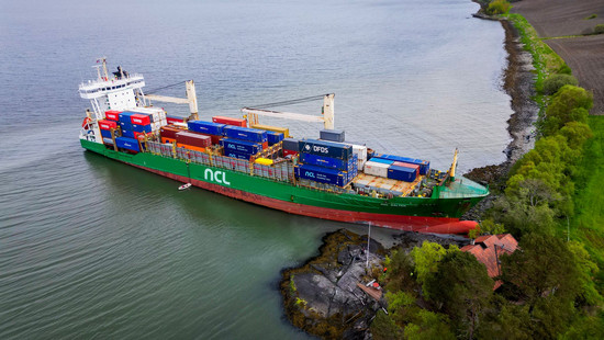 Containerschiff im Vorgarten: Mann am Steuer wohl eingeschlafen