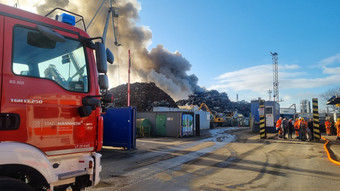 Feuer auf Recyclinghof in Mannheim - Rauch über Stadtgebiet