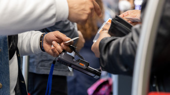 Ticketprüfung eskaliert in Rüsselsheim: Mann verletzt Kontrolleure