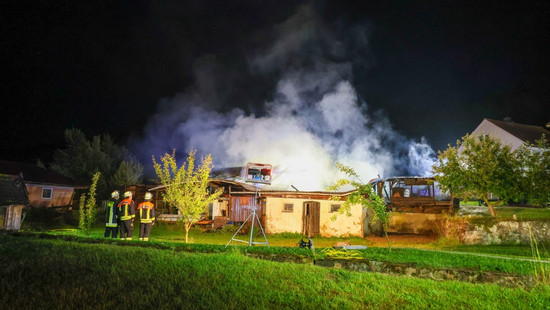 Scheune in Neuhof brennt ab - Strohballen entzündeten sich wohl selbst