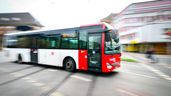 Hanau: Kinderwagen kippt in Linienbus um - Baby verletzt