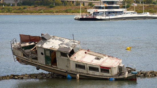 Gesunkene Jacht im Rhein wird zur Attraktion