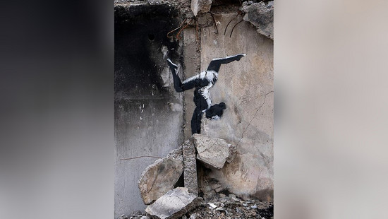 Banksy bekennt sich zu Werk in der Ukraine: Handstand auf Trümmern