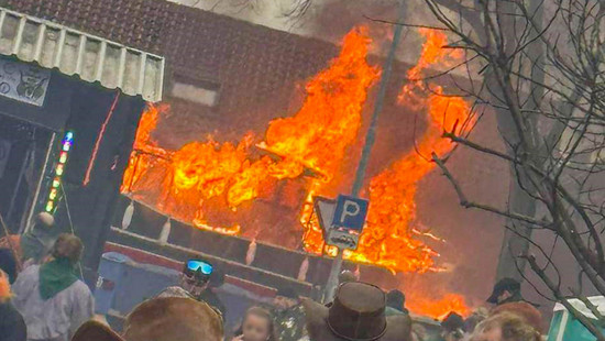 Kehl: Fastnachtswagen geht bei Umzug in Flammen auf