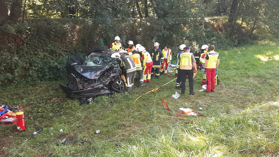 Schwerer Unfall bei Schlitz: Frontalzusammenstoß zweier Autos