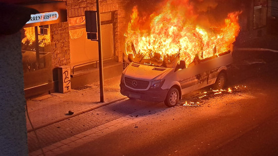 Spektakuläre Bilder aus Elz - Ambulanztransporter steht in Flammen