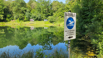 Kleidung am Ufer: 40-Jähriger aus Badesee tot geborgen