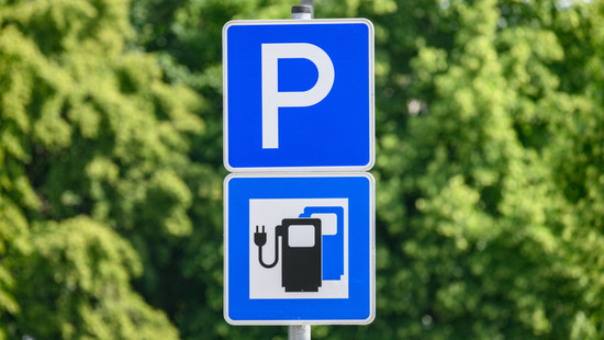 ADAC-Check: Hessen braucht mehr Ladesäulen für E-Autos
