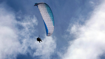 Rettung bei Poppenhausen: Gleitschirm bleibt am Dach hängen