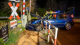 Rote Ampel ignoriert: Unfall am Bahnübergang