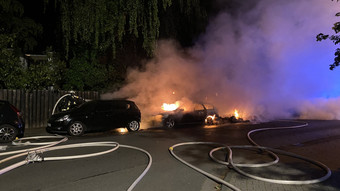 Brandstiftung in Dietzenbach: 300 Heuballen und mehrere Autos brennen