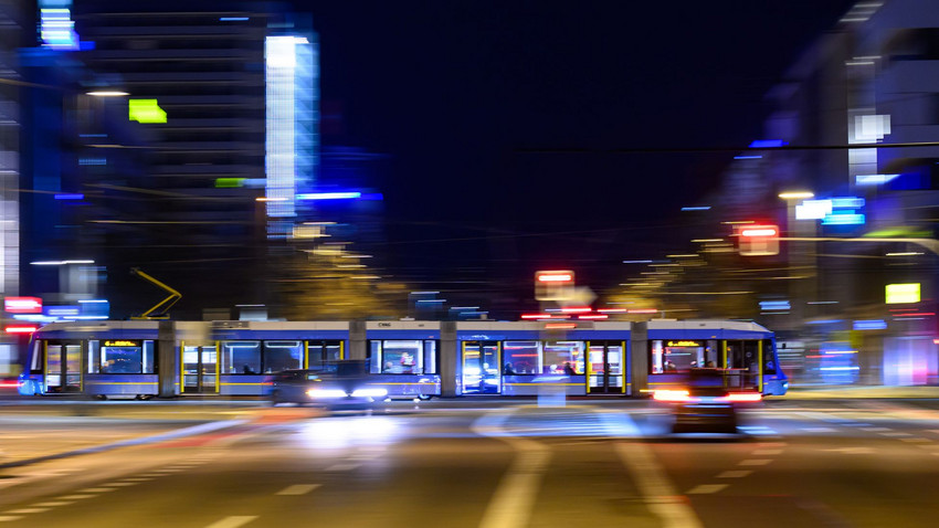 Hohe Spritpreise treiben mehr Menschen in Bus und Bahn