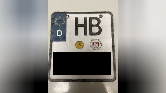 Kennzeichen selbst gemalt: Anzeige für Frankfurter nach Übungsfahrt