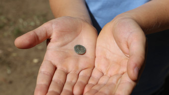 Sechsjähriger Ole findet in Kita-Sandkasten alte Münze