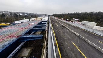 A66 bei Wiesbaden: Brückenteil an Salzbachtalbrücke wird eingebracht