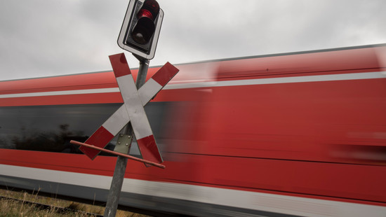 Alzenau: Zug erfasst Fahrradfahrerin - 43-Jährige stirbt