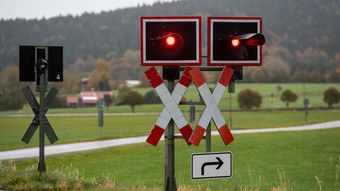 Unfall an Bahnübergang: Autofahrer stirbt bei Bad König