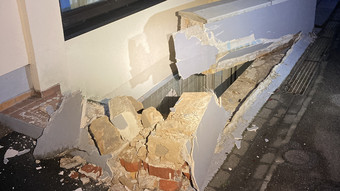Sattelzug rammt Mauer an A3 - Raststätte und flieht