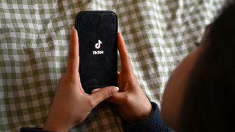 TikTok unter Druck - EU droht mit Strafe