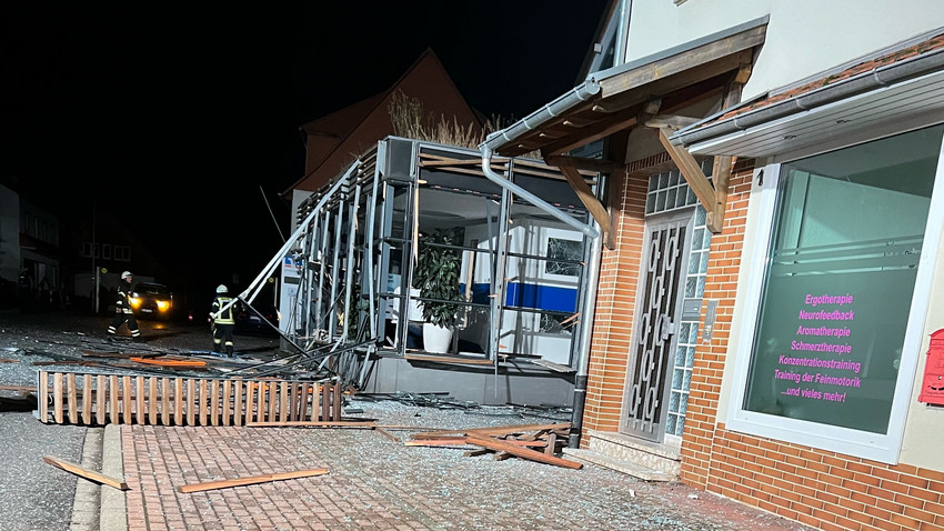 Geldautomat in Knüllwald-Remsfeld gesprengt, Gebäude völlig zerstört