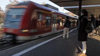 Tödlicher Unfall in Frankfurt: Mann von S-Bahn am Westbahnhof erfasst
