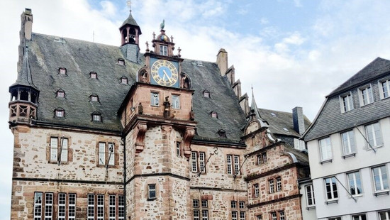 Marburg verhängt Haushaltssperre: Gewerbesteuern brechen ein