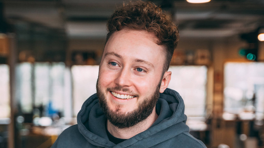 patrick trägt jetzt dauerwelle