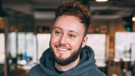 patrick trägt jetzt dauerwelle