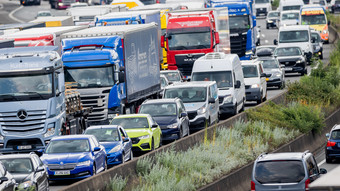 Rechts überholen oder aussteigen: Was ist im Stau verboten?