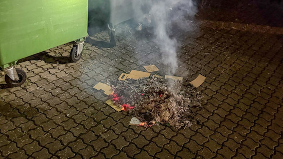 Mann legt Feuer in Langenselbold und versteckt sich dann in Tonne