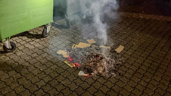 Mann legt Feuer in Langenselbold und versteckt sich dann in Tonne