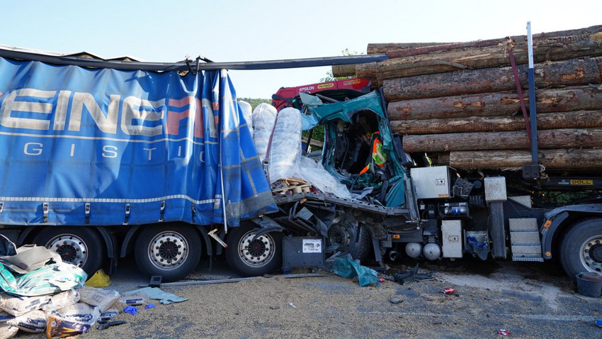 A44 bei Kassel: Schwerer LKW-Unfall mit Vollsperrung und Verletzten