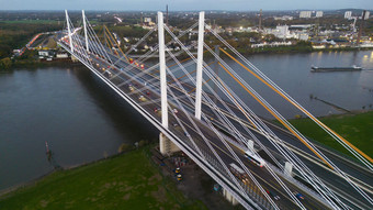 Bauteile abgestürzt: Unfall an Rheinbrücke in Leverkusen