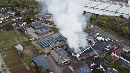 Großeinsatz in Bad Wildungen: Feuerwehr eilt zu Futtermittelbetrieb