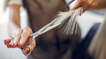 die lustigsten friseurnamen 2025