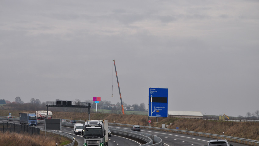 Baustopp an A49-Raststätte: Streit um Werbe-Turm
