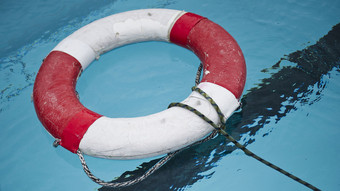 Schwerverletze bei Schwimmbad-Einbruch: Rutsch-Becken ohne Wasser