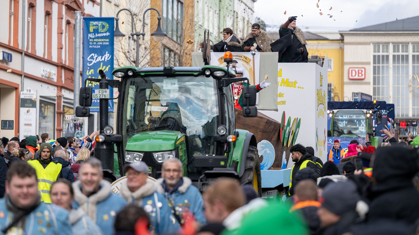 Schnee, Sonne, Stimmung – Hessens Narren feiern Rosenmontag